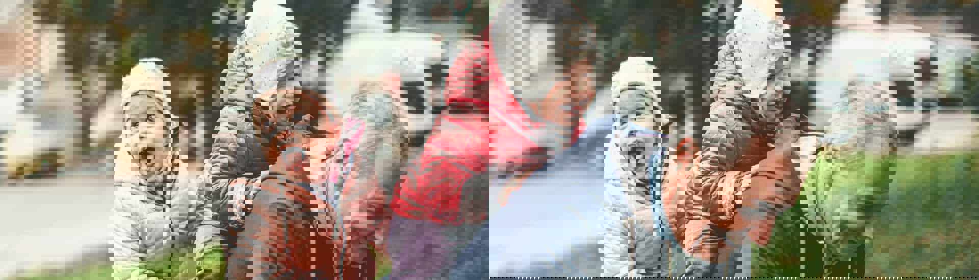 Opa pompt met kinderen op zijn rug: kleinkinderen houden je fit