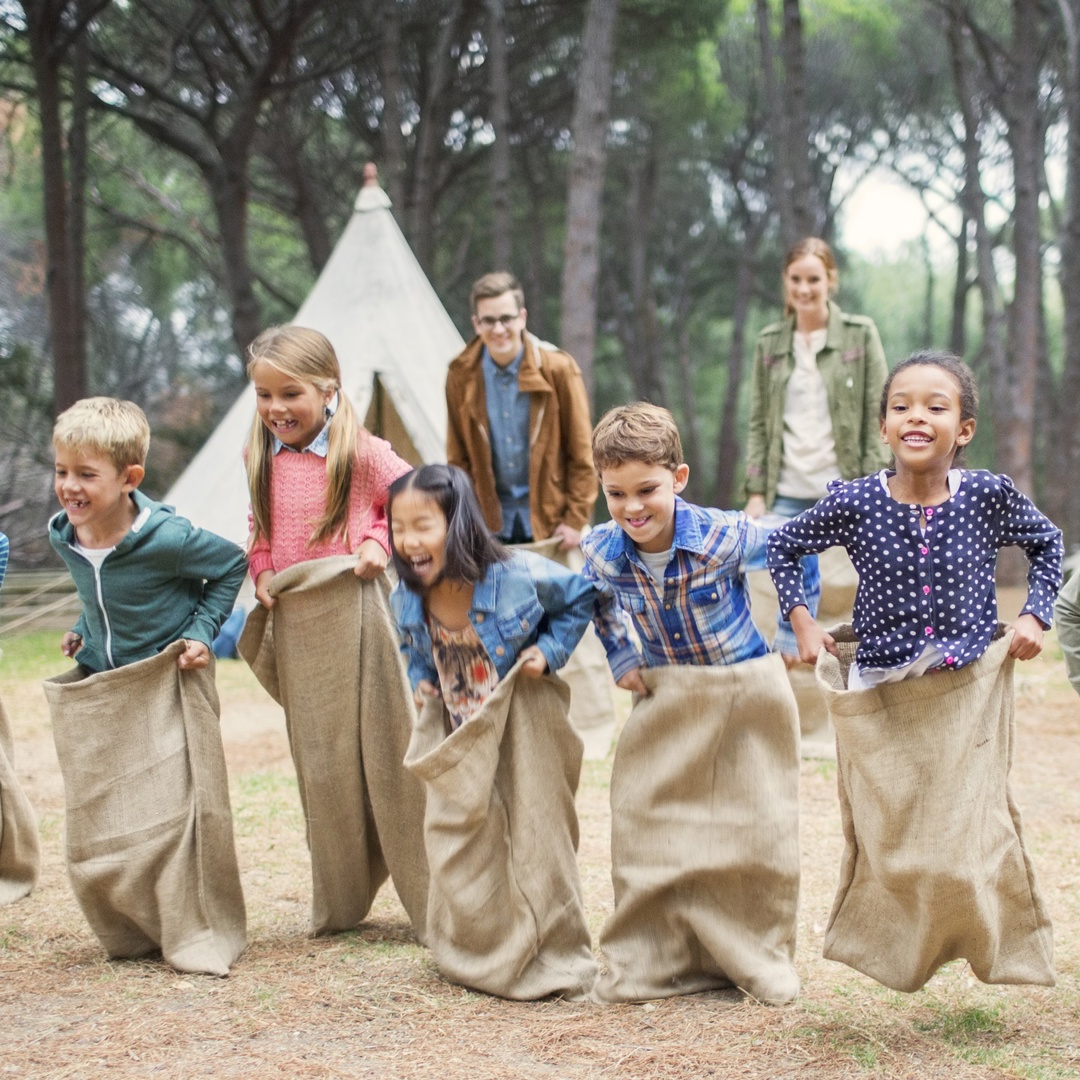Spelende kindjes gaan voor de eerste keer overnachten op kamp
