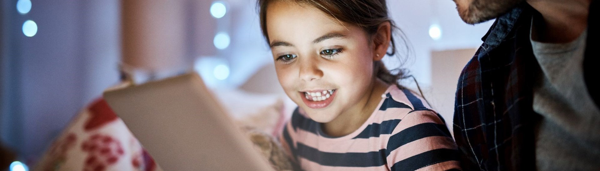 Gezinsbond ouder en kind op tablet