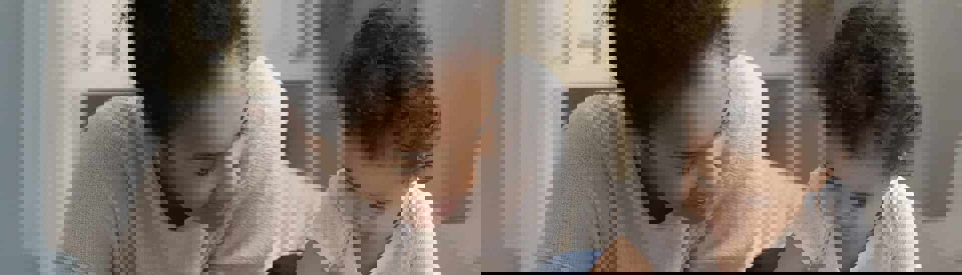 Moeder speelt met peuter én doet aan zelfzorg