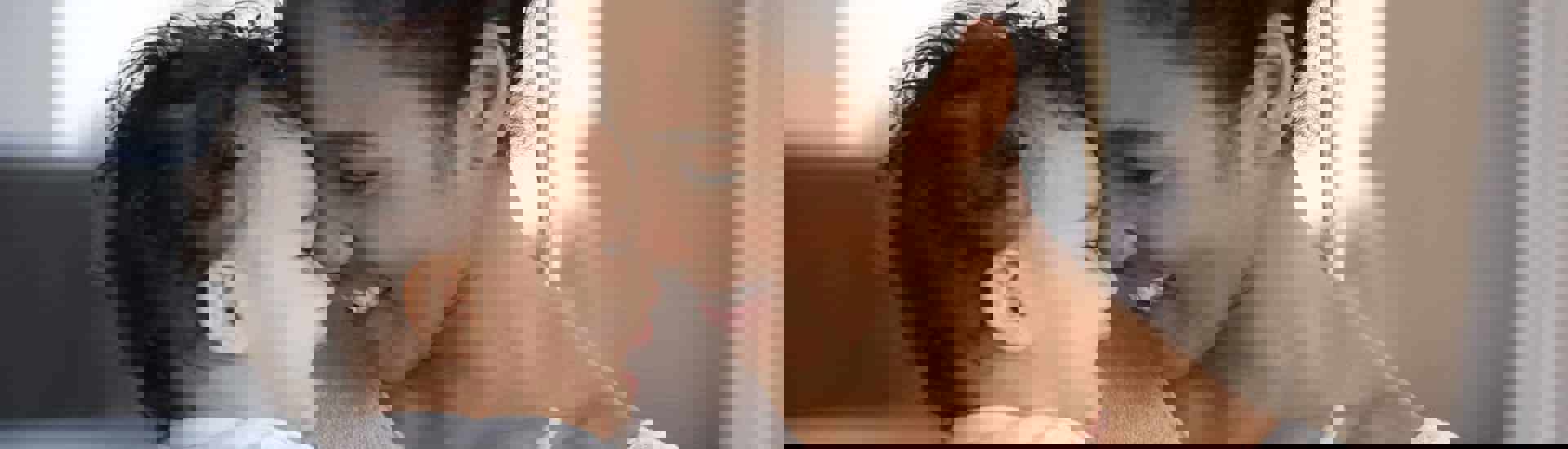 Blije mama met baby: ode aan het absurde moederschap