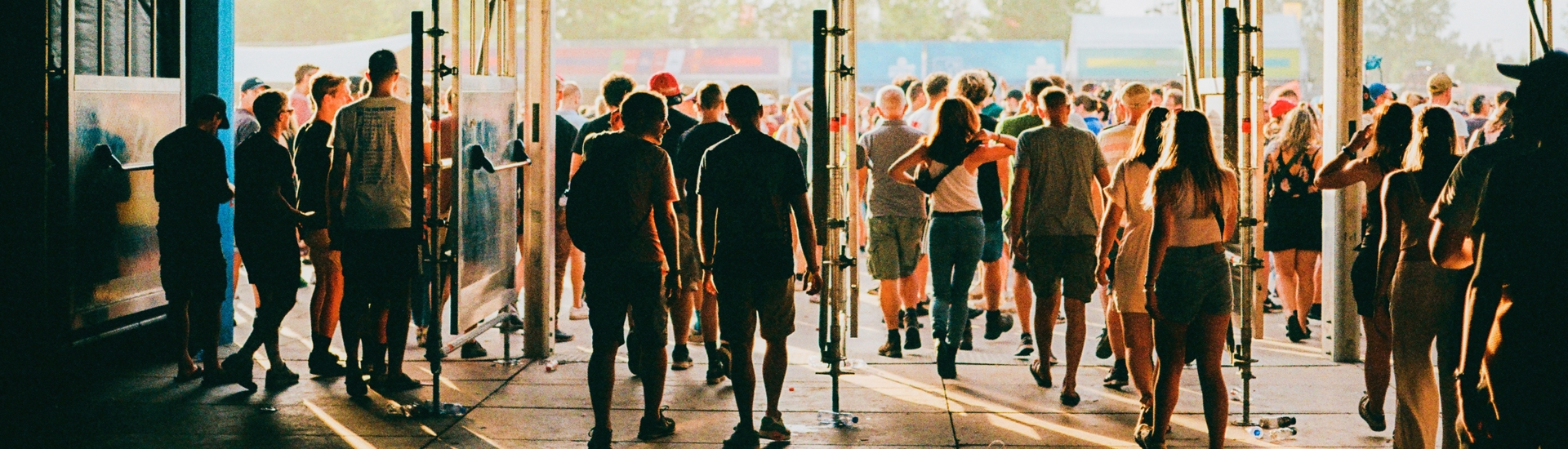 Mensen stromen toe op festivalwei: eerste festival voor puber